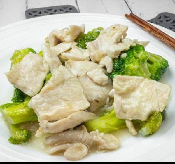 7. CHICKEN WITH BROCCOLI